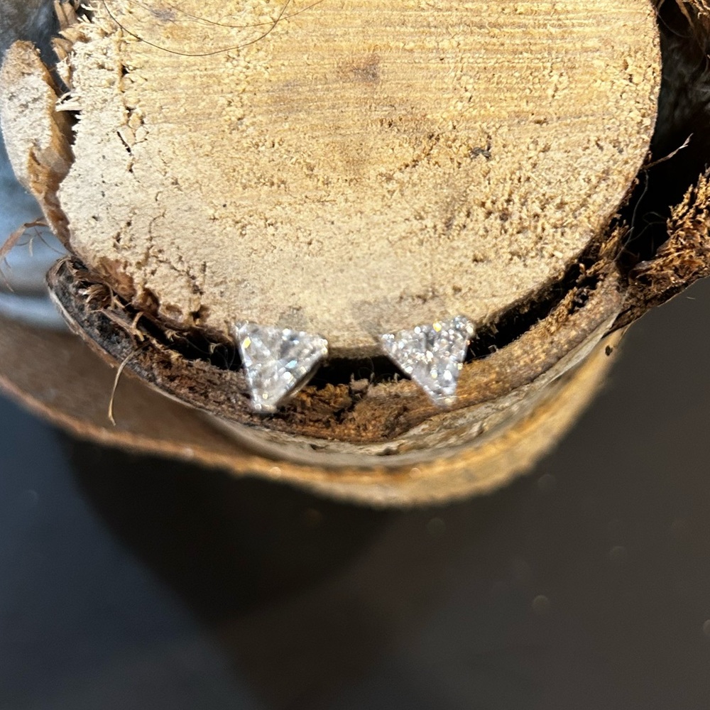 Sterling Silver earring w/ triangle CZ stone.